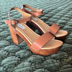 Steve Madden Tan Platform Shoes Retro-Inspired Design